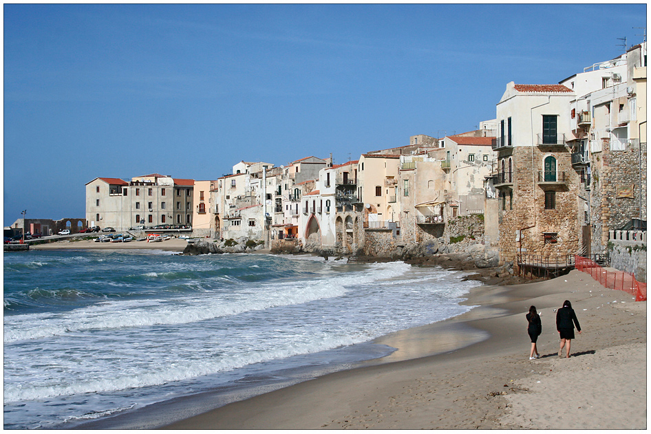 Zwei Sizilianerinnen am Strand von Cefalu