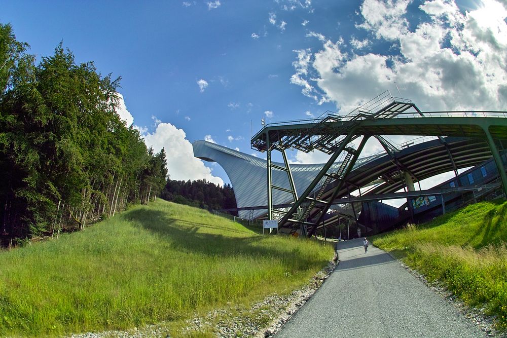 Zwei Skisprungschanzen ...