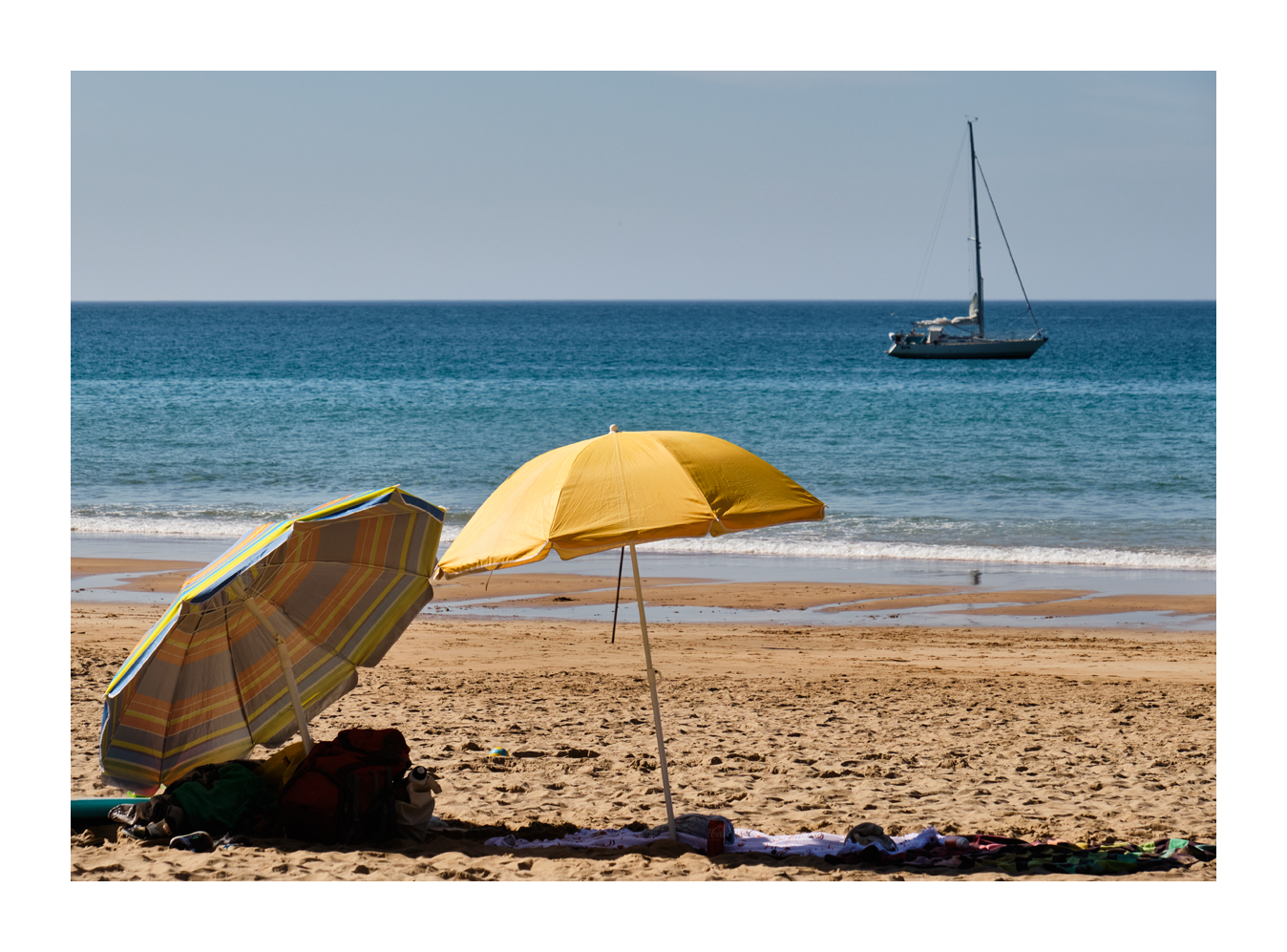 Zwei Sonnenschirme am Strand