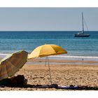Zwei Sonnenschirme am Strand