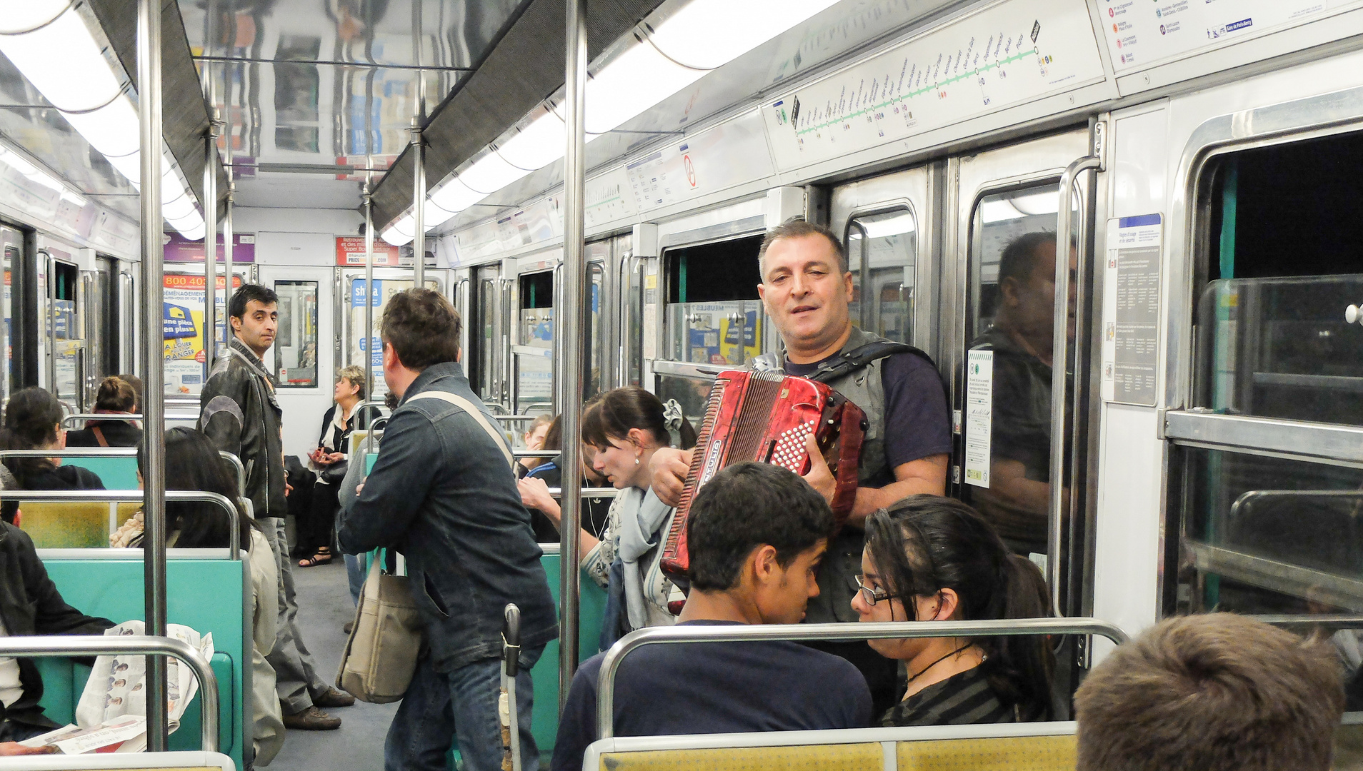 Zwei-Stationen-Darbietung in der Metro - Paris, Frankreich