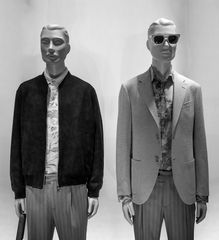 zwei steife auslagenpuppenbuben...