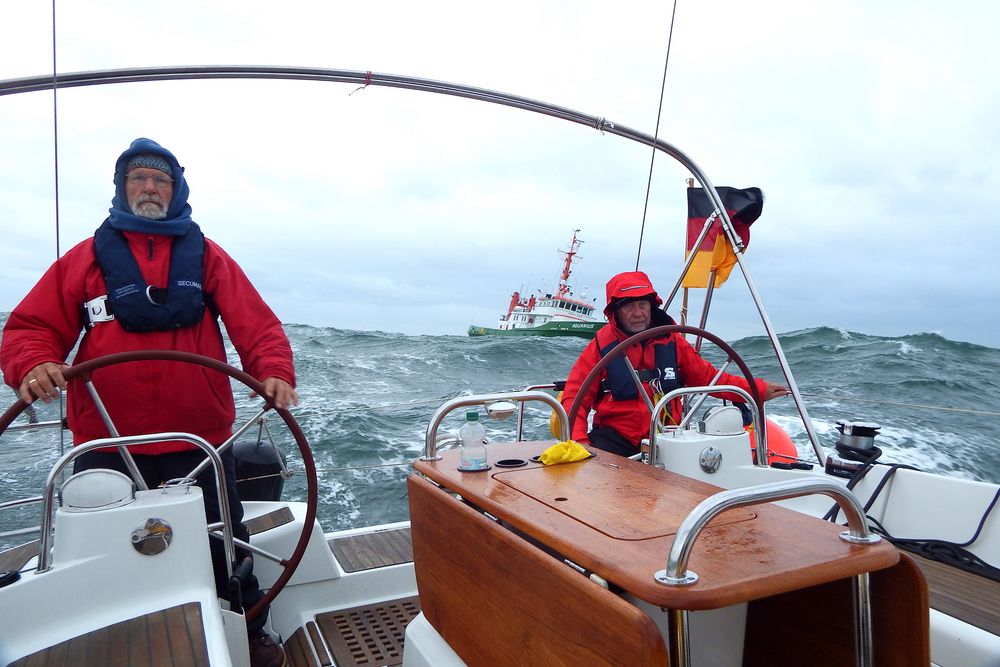 Zwei Steuerleute vor Hollands Küste