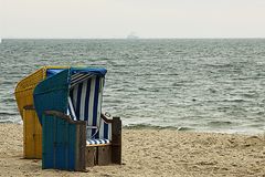 Zwei Strandkörbe am Meer