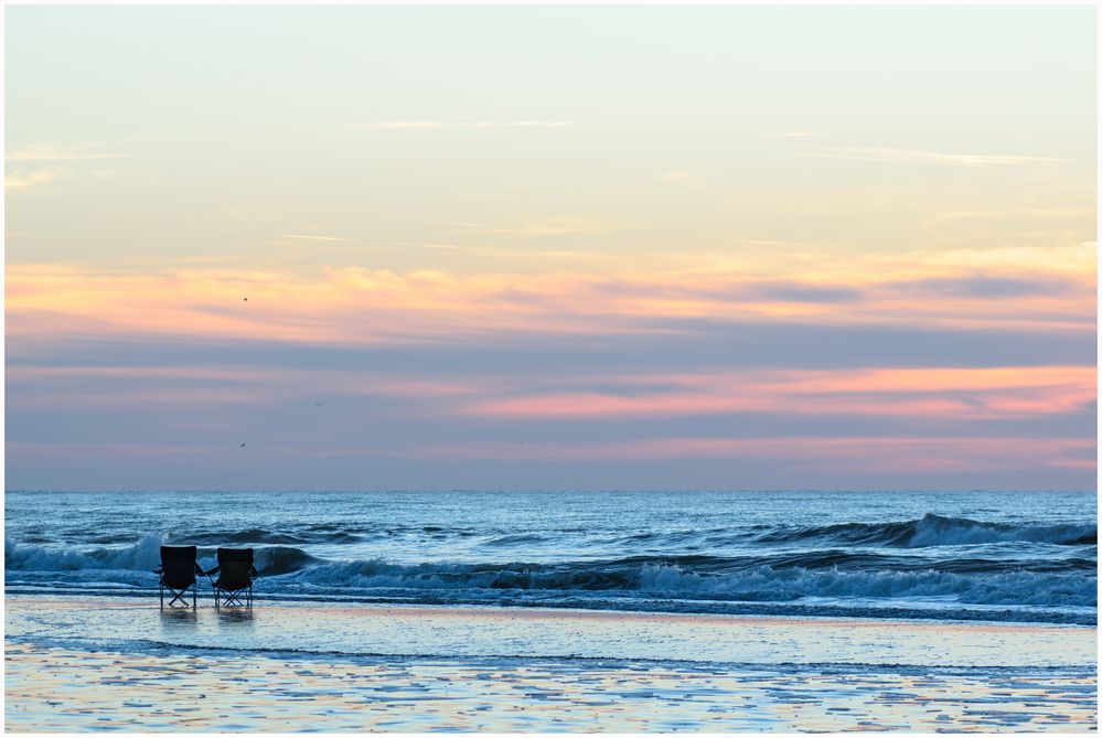 Zwei Stühle am Meer