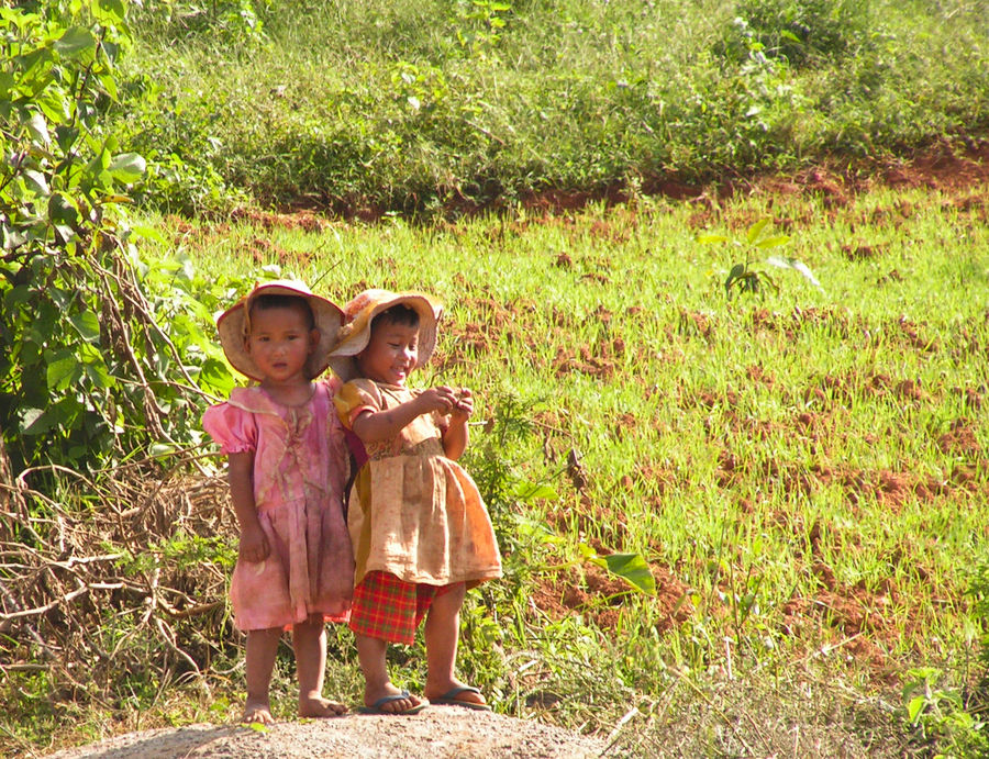 zwei süße Mädels am Straßenrand  MYANMAR (BURMA)