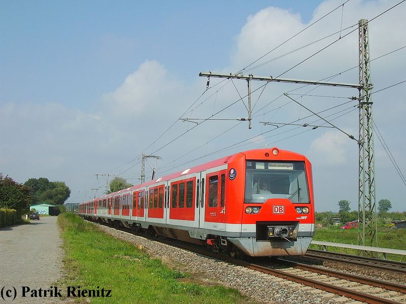 Zwei-System - S-Bahn (474.3) in Neukloster (Kr. Stade)