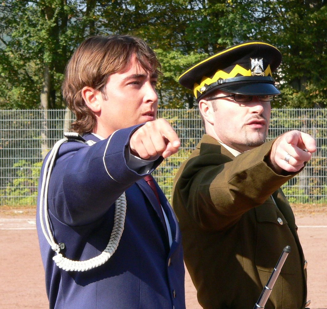 Zwei Tambourmajore "bei der Arbeit"