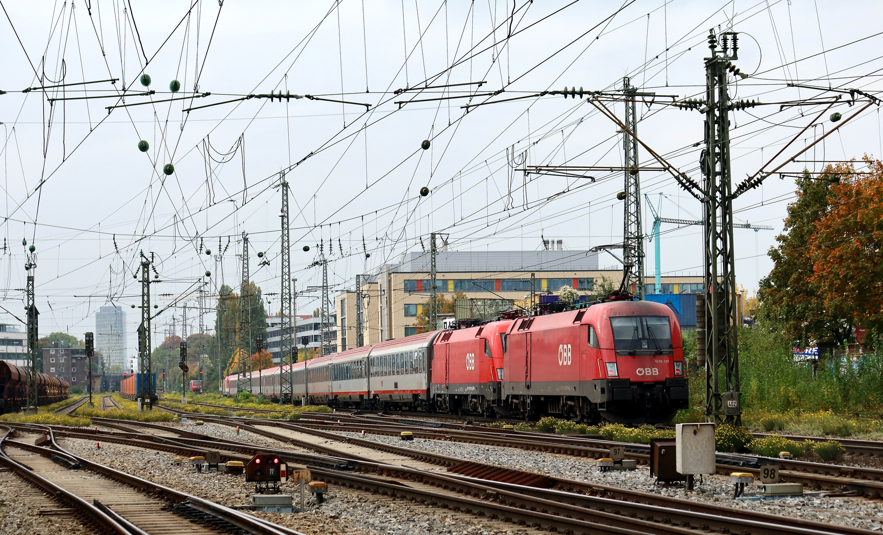 Zwei Tauri Foto & Bild münchen, herbstlich, eisenbahn Bilder auf