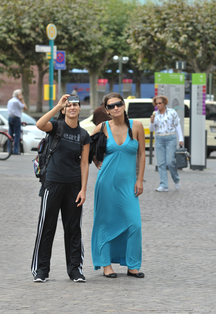 Zwei Touristinnen in Frankfurt