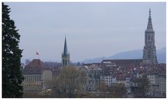 Zwei Türme und eine Flagge