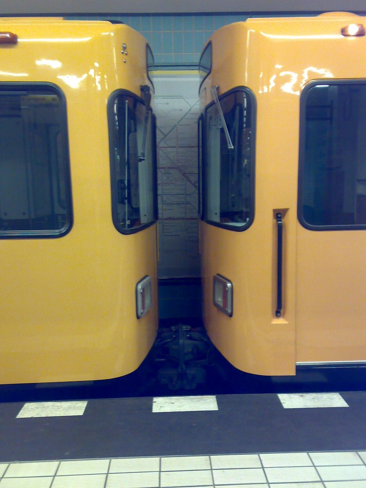 Zwei U-Bahnen beim Kuss erwischt ;)
