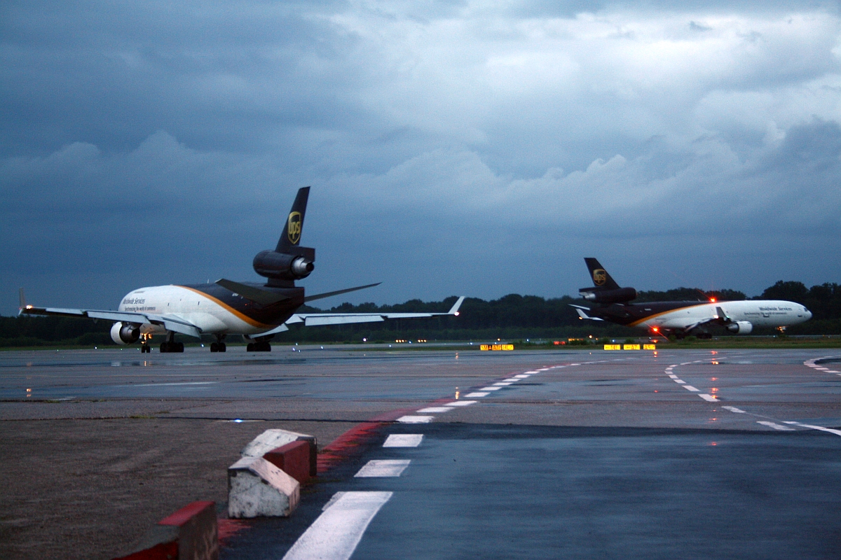 Zwei UPS MD-11 rollen zum Start