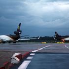 Zwei UPS MD-11 rollen zum Start