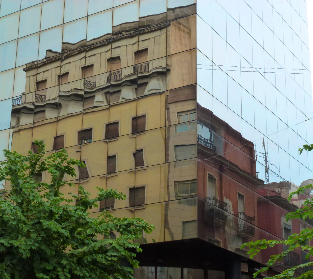 zwei verschiedene Fassaden an den Spiegelfassaden e i n e s Gebäudes