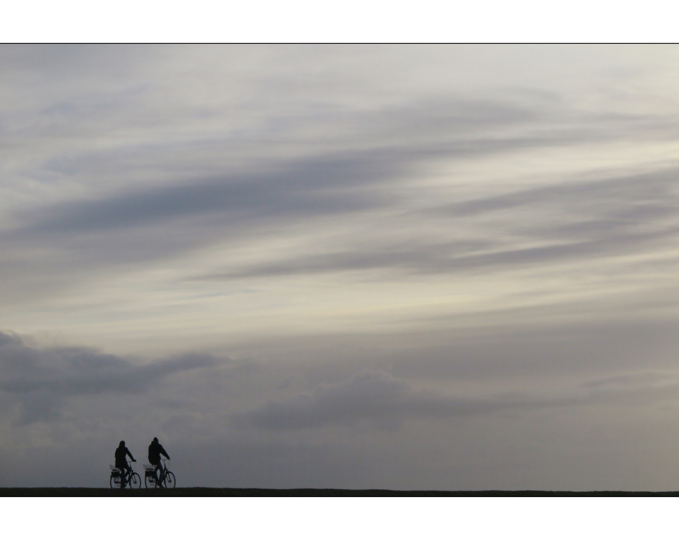 Zwei vor großem Himmel