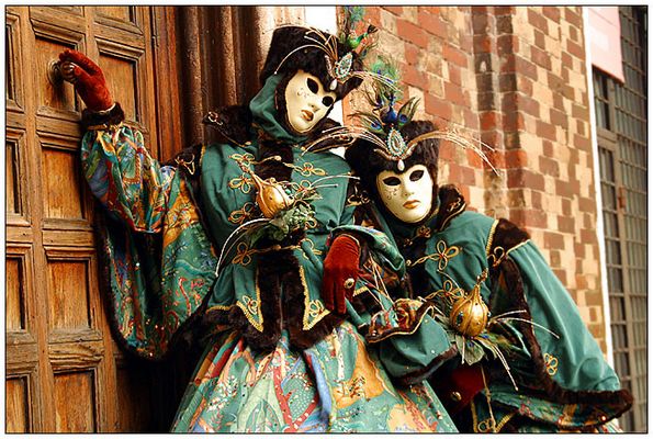 Zwei vor Kirchentür