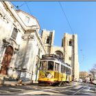 Zwei Wahrzeichen der Stadt Lissabon ist die Catedral Sé Patriarcal und die alte Lisbon Tram