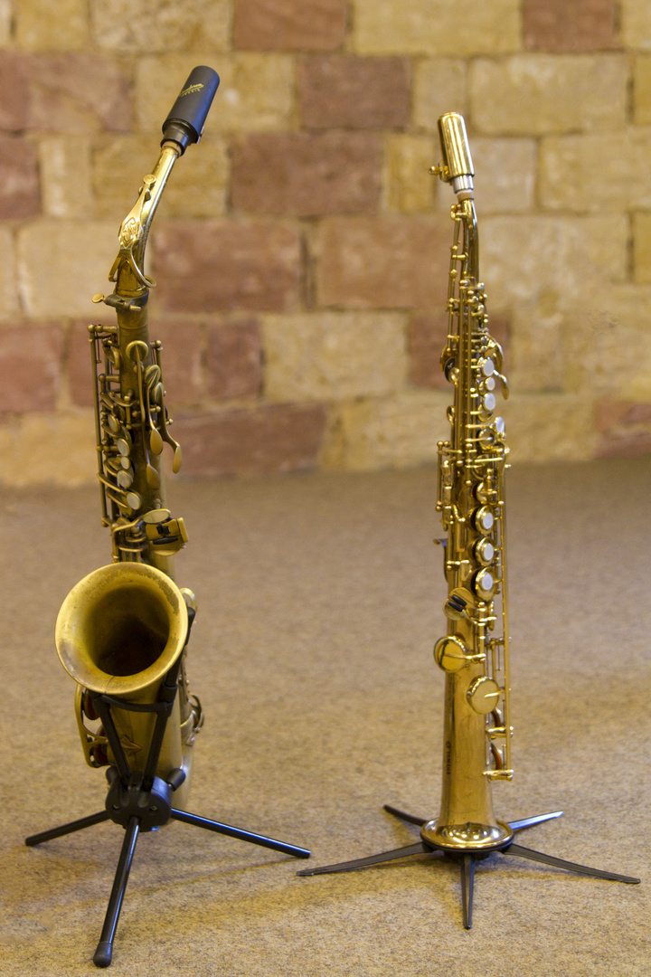 zwei wartende Saxophone