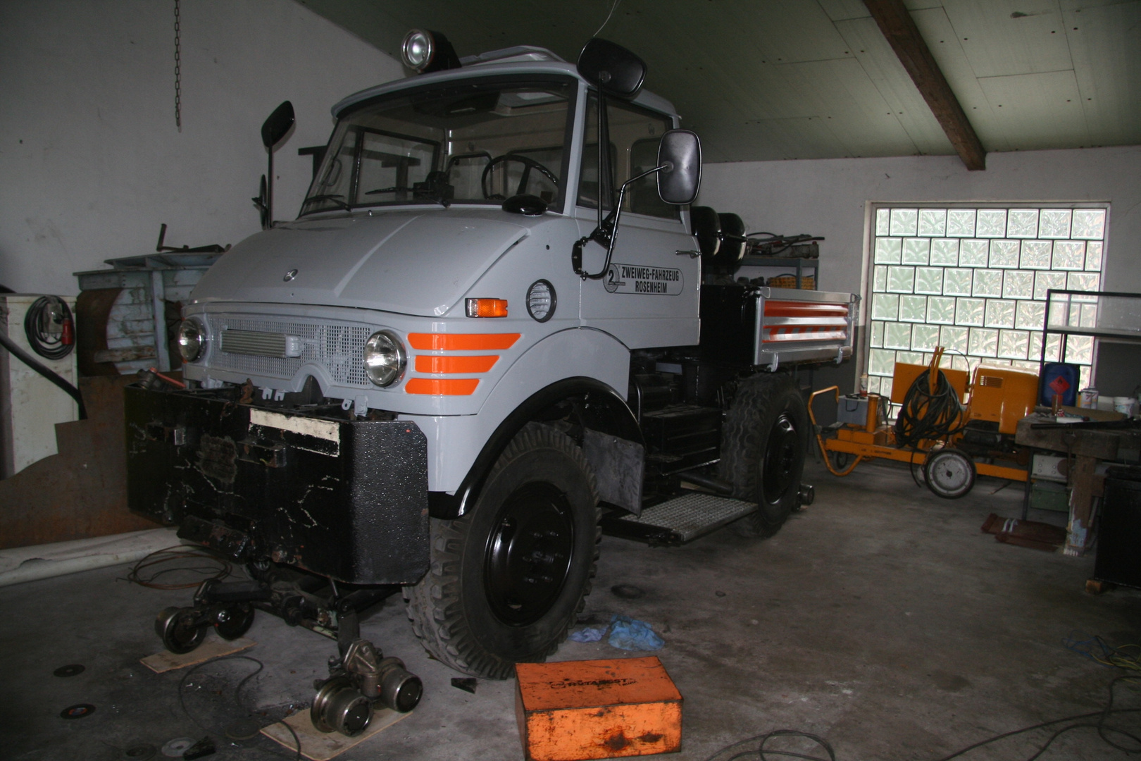 Zwei-Wege-Unimog