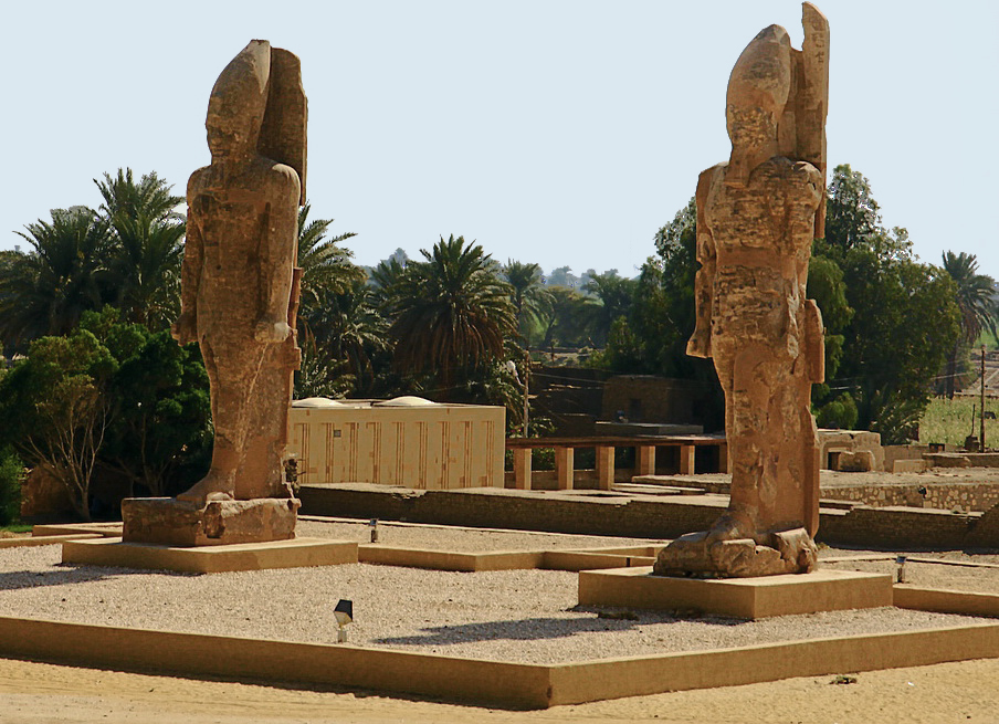 Zwei weitere monumentale Statuen sind auf der Westbank von Luxor zu bestaunen.