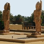 Zwei weitere monumentale Statuen sind auf der Westbank von Luxor zu bestaunen.