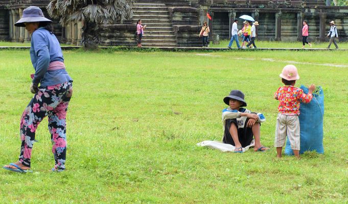 Zwei Welten. Angkor Wat / Kambodscha
