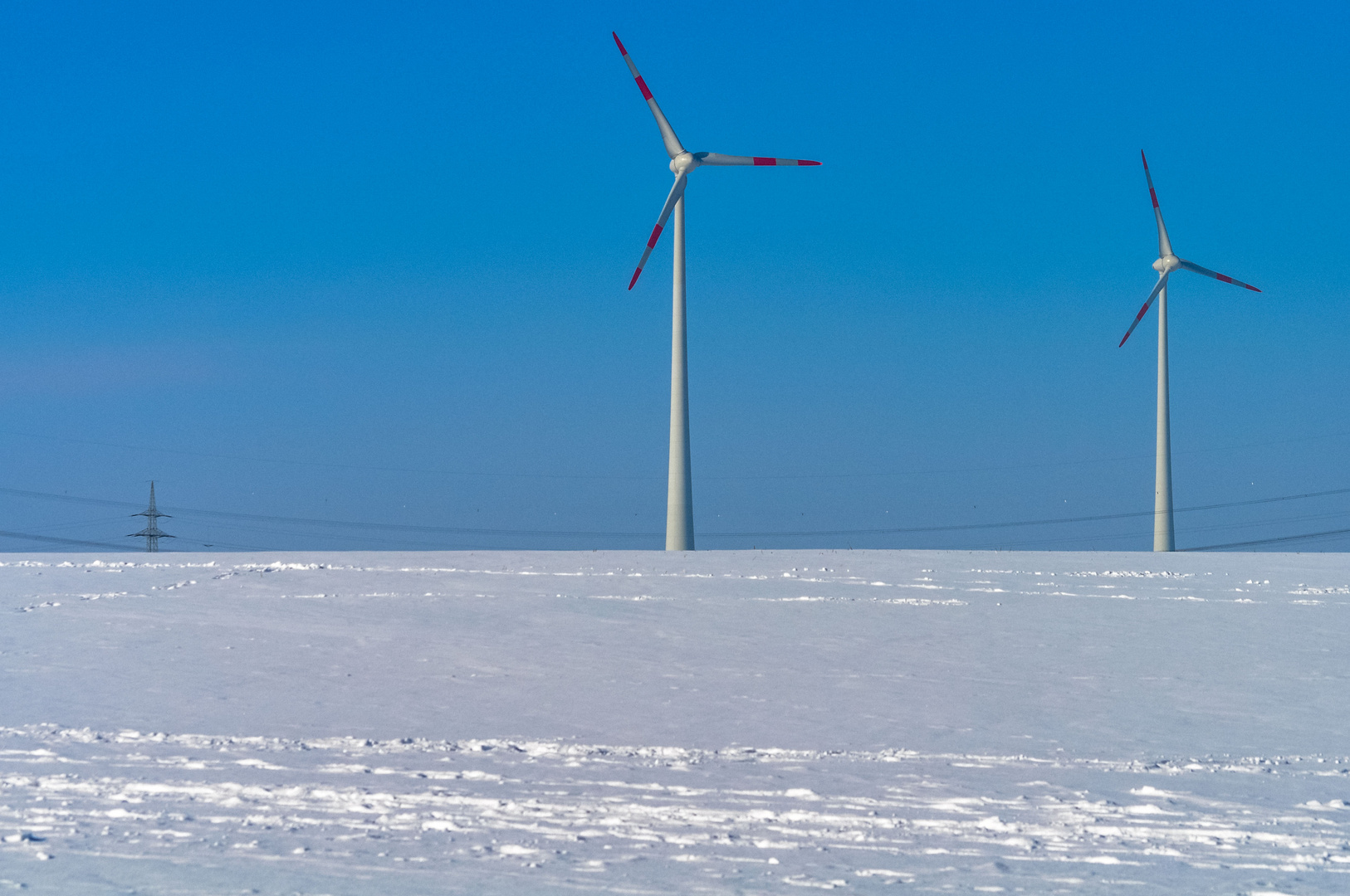 Zwei Windräder im Schnee