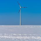 Zwei Windräder im Schnee