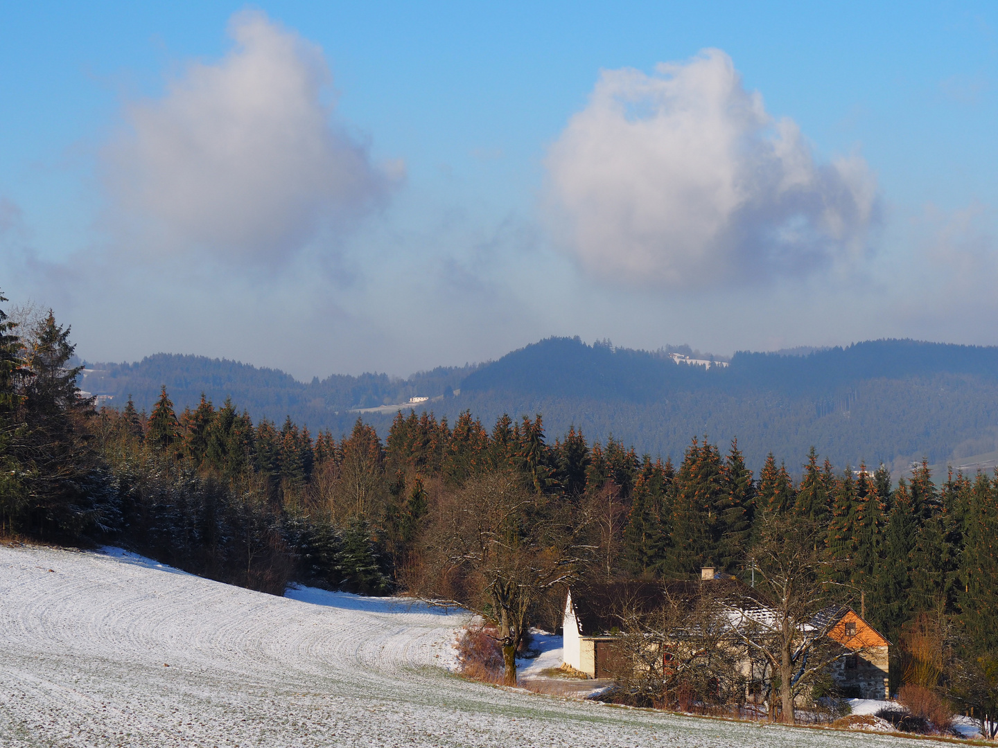 Zwei Wolken über dem Bauernhof