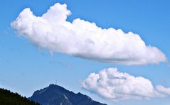 Zwei Wolken über dem Grünten