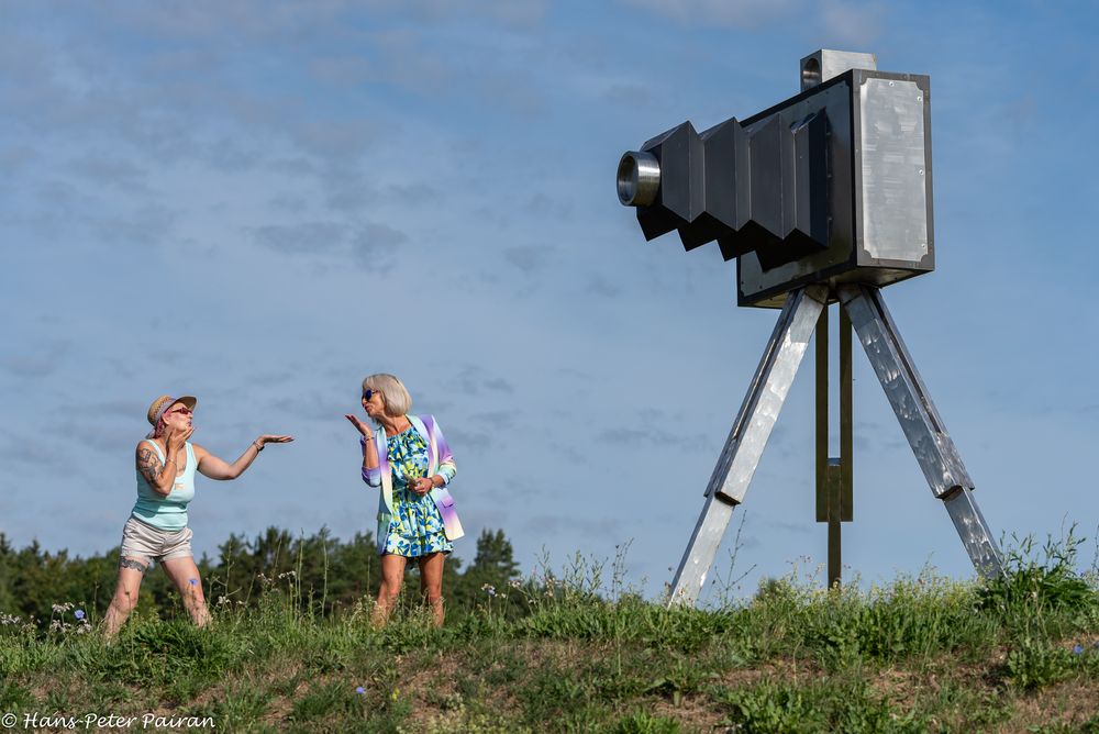 Zwei wunderhübsche Damen vor der Kamera