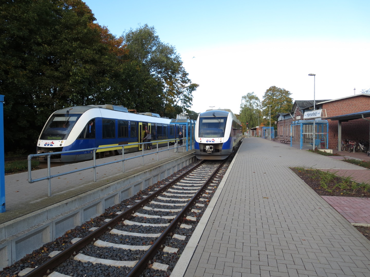 Zwei Züge der evb im Bahnhof Harsefeld