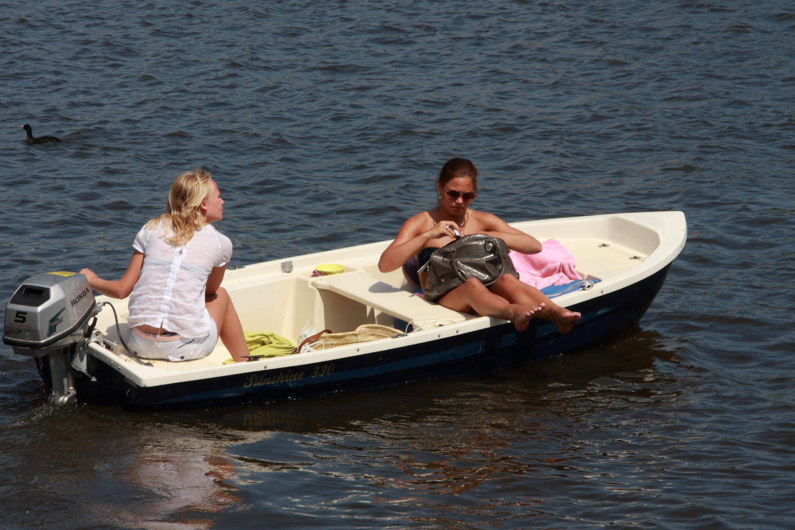 Zwei zusammmen in einem Boot fahren in der Sonne - herrlich !