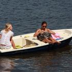 Zwei zusammmen in einem Boot fahren in der Sonne - herrlich !