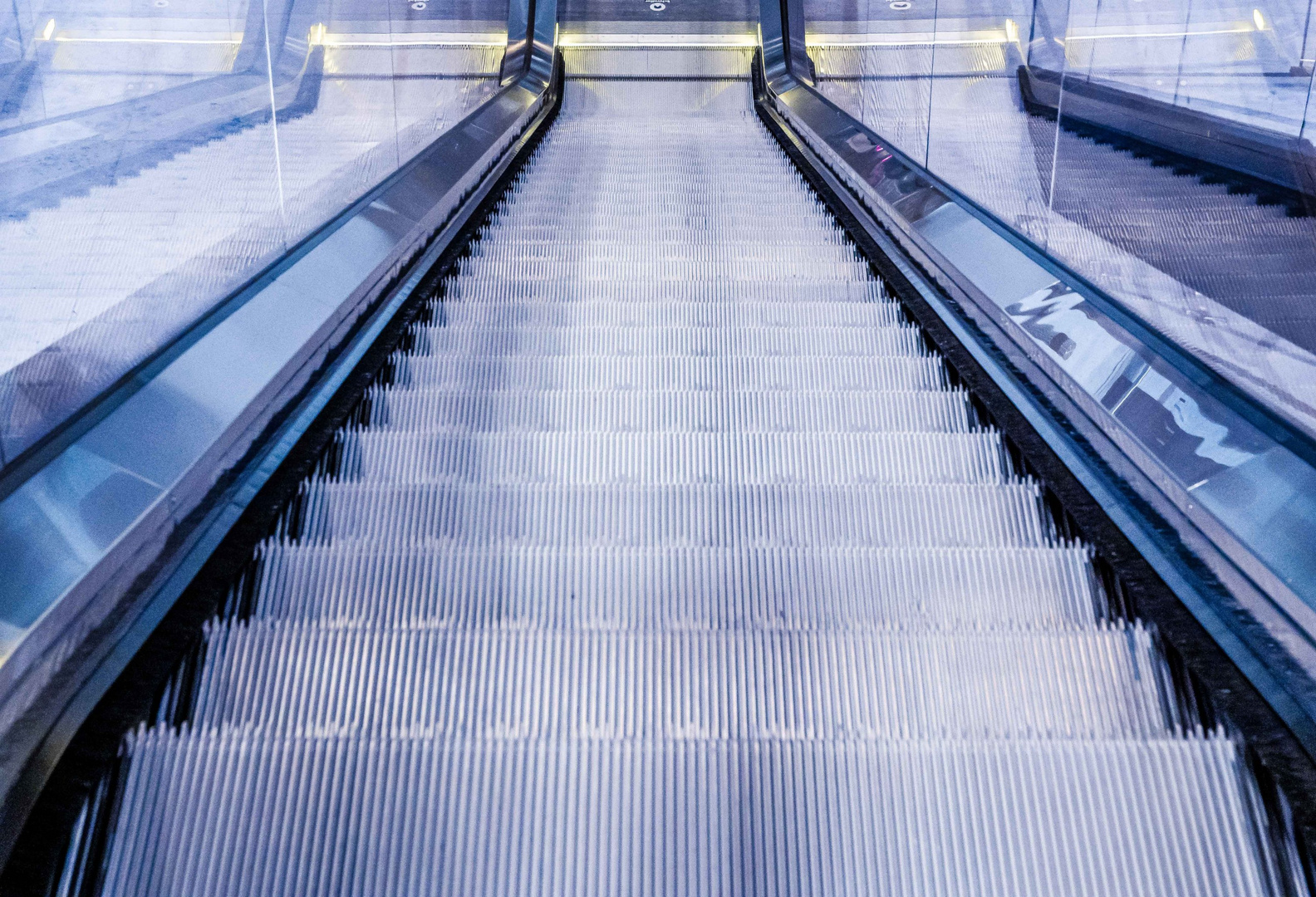 Zweifach gespiegelte Rolltreppe in Terminal 1 des neuen BER