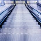 Zweifach gespiegelte Rolltreppe in Terminal 1 des neuen BER