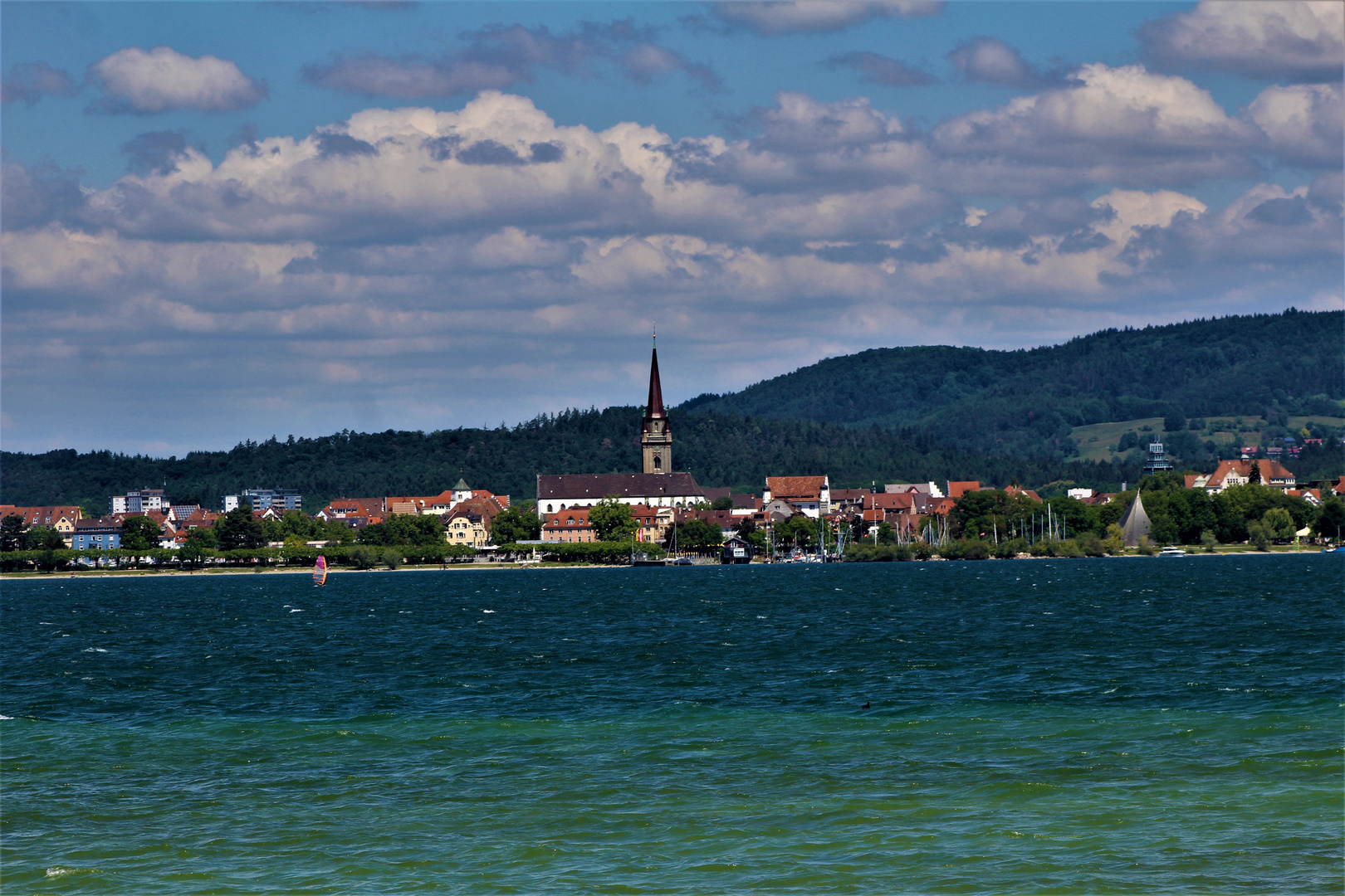 zweifarbig das Wasser des See s