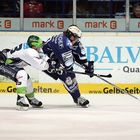 Zweikampf - [DEL] Iserlohn Roosters vs. Nürnberg Ice Tigers