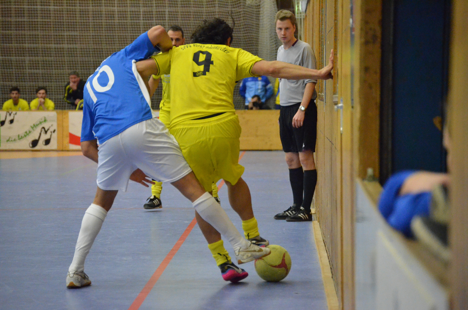 Zweikampf im Hallenfussball