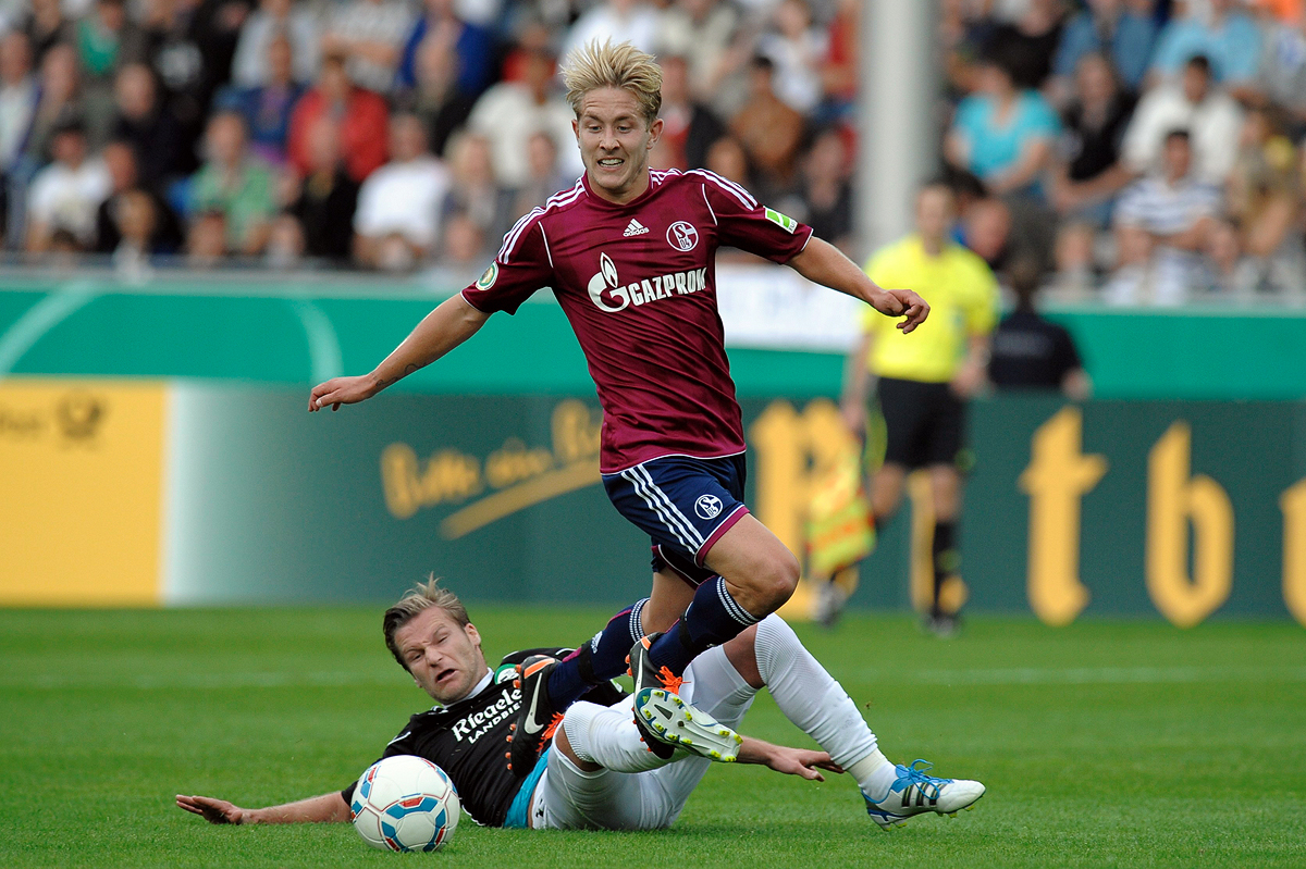 Zweikampf mit Lewis HOLTBY