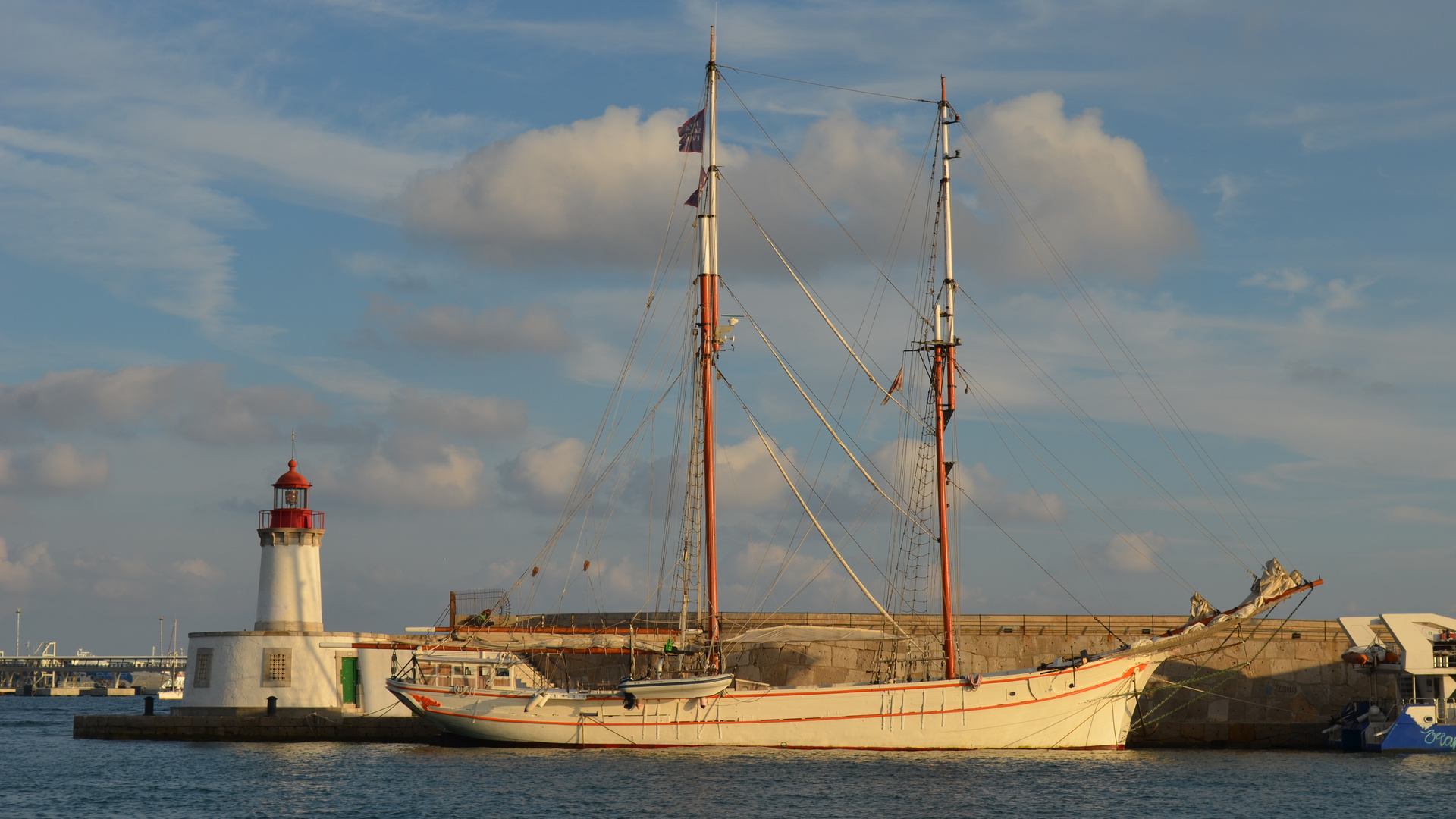 Zweimaster im alten Hafen