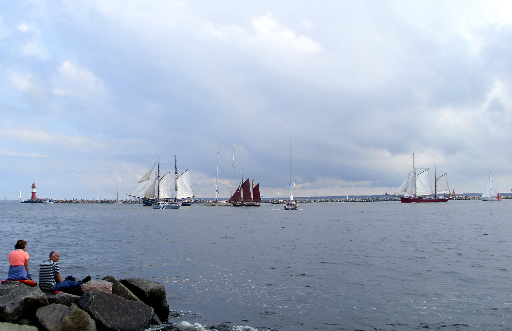 Zweisam Schauen (17/18HANSE-SAIL-Rostock-2011)