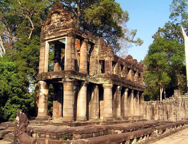 Zweistöckiges Gebäude mit Säulen im Preah Khan