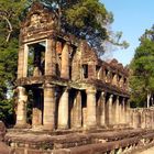 Zweistöckiges Gebäude mit Säulen im Preah Khan