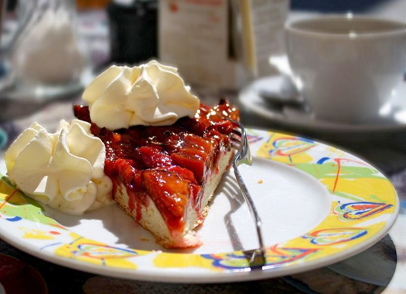 Zwetschgendatschi im Straßencafe von Schmidpeter Renate 