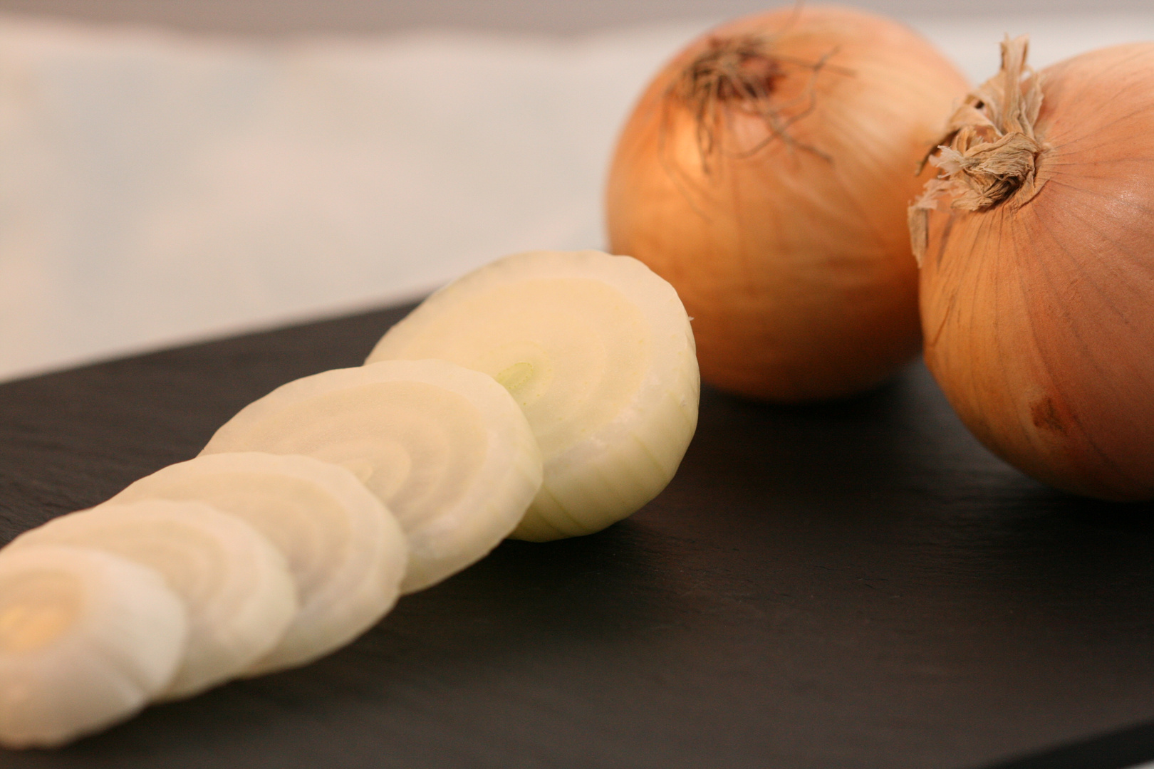 Zwiebelringe mit ganzen Zwiebeln