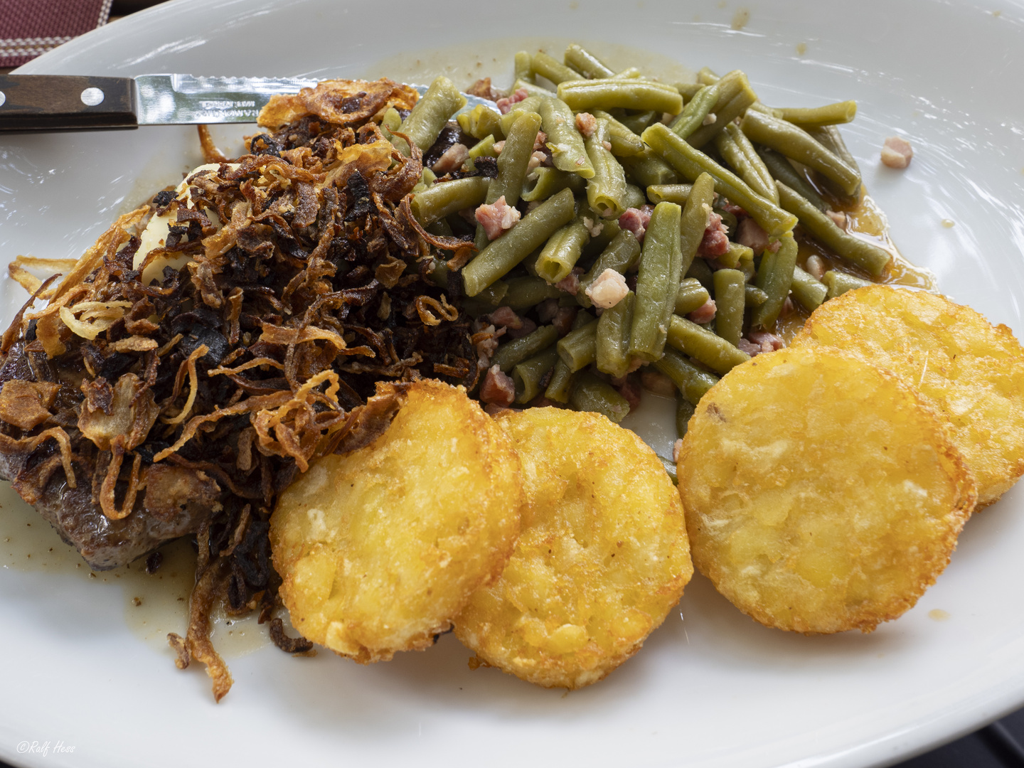 Zwiebelrostbraten mit Rösti und Speckbohnen (Bischofshofbrauerei)