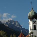 Zwiebelturm mit Spitzem Zug:So früh am morgen ist die Messe noch nicht gesungen