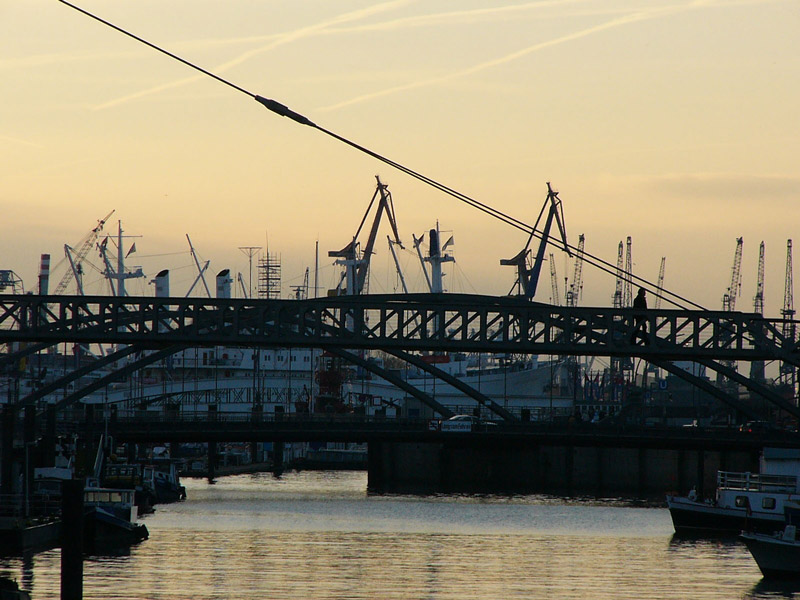 Zwielicht im Hafen